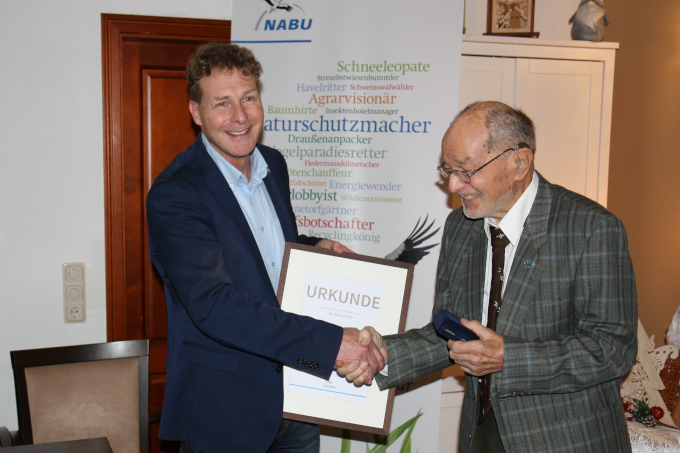 Dr. Holger Buschmann gratuliert Dr. Klaus Gerdes - Foto: Dr. Johannes-Georg Linz