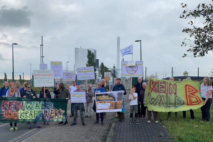 Ein lokales Bündnis protestiert vor dem Holzkraftwerk in Wilhelmshaven - Foto: Zukunftswerkstatt Wilhelmshaven