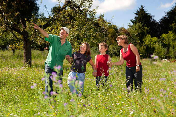 Familie im Grünen - Foto: Thomas Zigann