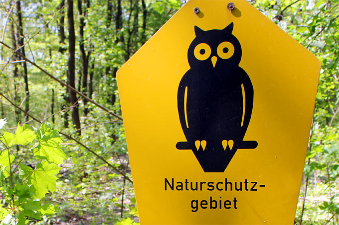 In Gebieten, die mit diesem Schild versehen sind, gelten besondere Regeln zum Schutz von Flora und Fauna.  – Foto: Helge May