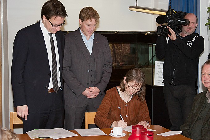 Bärbel Rogoschik unterzeichnet die Vereinbarung, daneben Dr. Stefan Birkner und Dr. Holger Buschmann (v.l.n.r.)  - Foto: Joachim Neumann