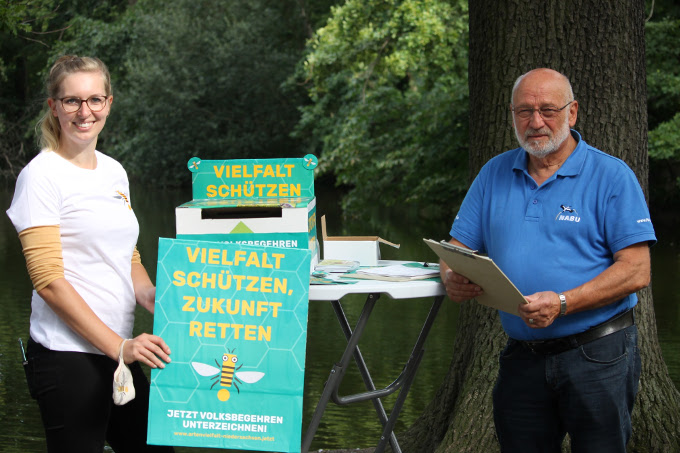 Werben für das Volksbegehren in Helmstedt: Josefine Beims und Reinhard Wagner - Foto: NABU Helmstedt