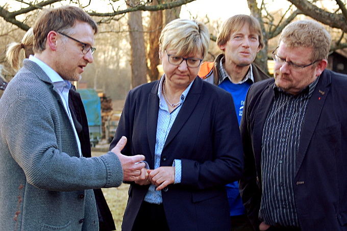 Markus Steinbach von der NABU-Umweltpyramide (links) erläutert Frauke Heiligenstadt und Bernd Wölbern Besonderheiten im Garten der Einrichtung. - Foto: Roland Meyer