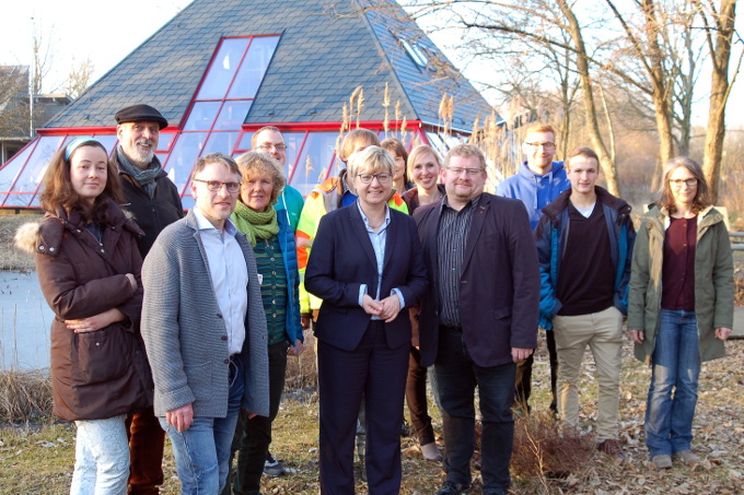 Viele Mitarbeitende der NABU-Umweltpyramide begleiten Frauke Heiligenstadt und Bernd Wölbern durch das Außengelände. - Foto: 