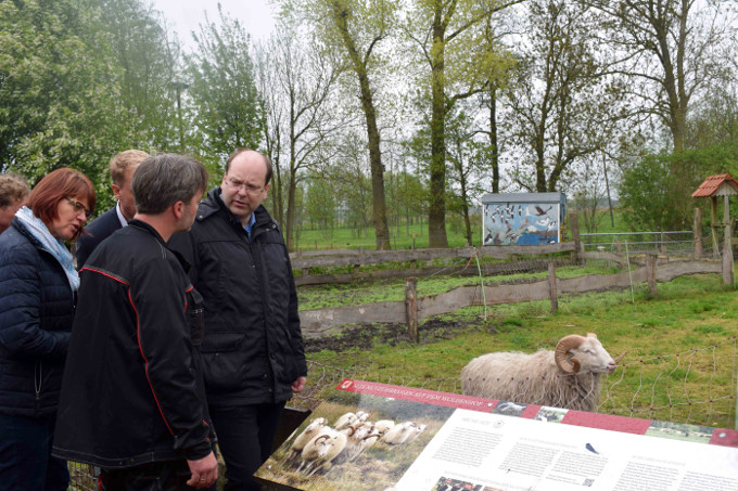 Der niedersächsische Landwirtschaftsminister, Christian Meyer, besuchte den NABU-Woldenhof. - Foto: Meret Edelkamp