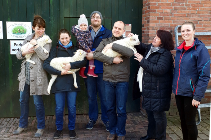 Aus  Emden, Großefehn und Laatzen reisten die Schafspaten an. - Foto: A. Meyer