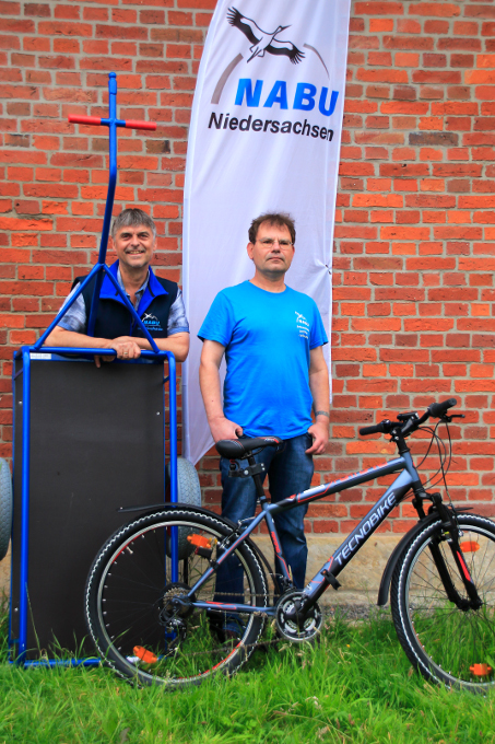 Klaus Börgmann traf sich mit Bernd Breitfeld, um das Lastenfahrrad und die Spenden zu übergeben. - Foto: Anita Korbel-Börgmann