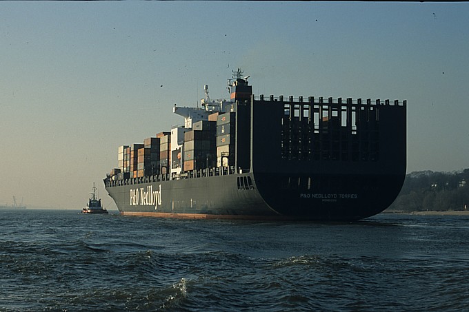 Containerschiff Hamburg - Foto: Schmitz