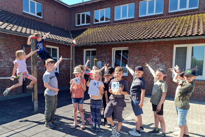 Wo wohnen die Schwalben? Auch die Grundschule Hooksiel wurde ausgezeichnet. - Foto: Petra Walentowitz