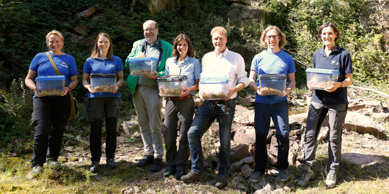 Im Steinbruch Stadtoldendorf: Tanja Frischgesell (NABU Holzminden), Kim Fasse (NABU), Christian Meyer, Dr. Mirjam Nadjafzadeh, Dr. Holger Buschmann, Torsten Maiwald (NABU Holzminden), Marlies Zuidema (UNB Holzminden) - Foto: Mareike Sonnenschein