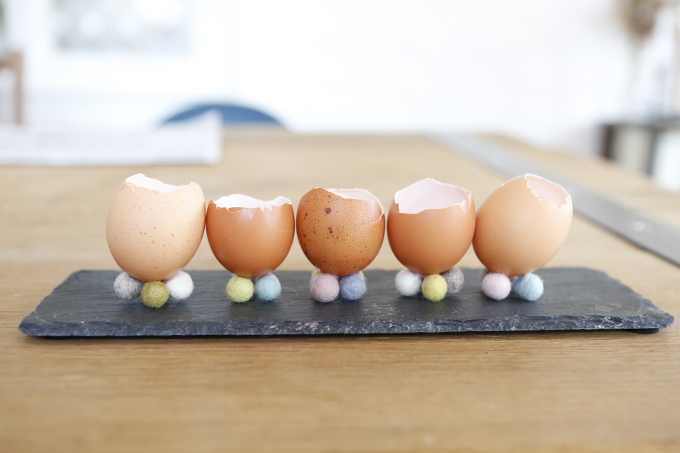 Die Eierschale wie gewünscht anordnen. - Foto: Mareike Sonnenschein