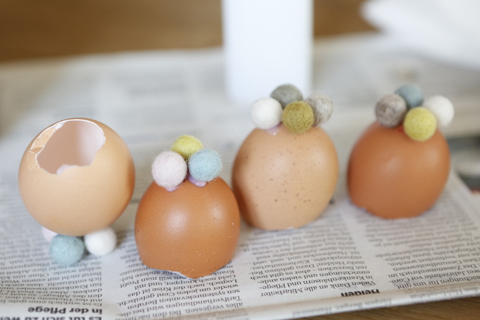 Filzkügelchen an die Eier-Unterseite kleben. - Foto: Mareike Sonnenschein