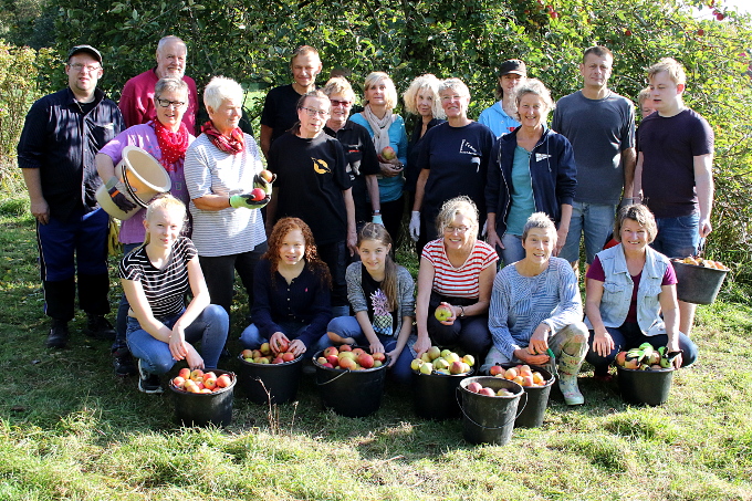 Der Höhepunkt des Streuobst-Jahres: Die Apfelernte - Foto: NABU Cuxhaven