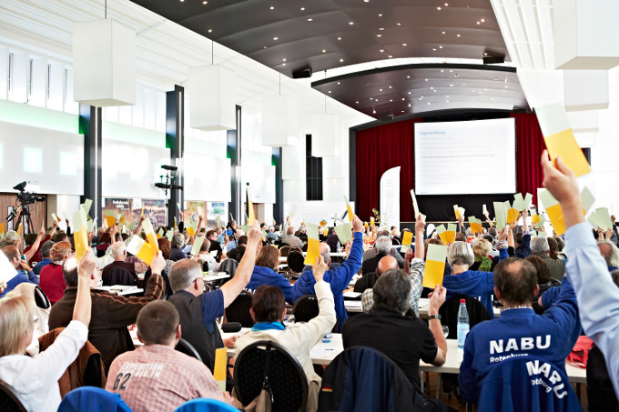 Basisdemokratie wird im NABU Niedersachsen groß geschrieben: Die Delegierten bei der Abstimmung auf der LVV. - Foto: Mareike Sonennschein