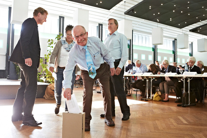 Dass der Prozess der Abstimmungen und Wahlen Spaß machen kann, beweist Vorstandsmitglied Uwe Baumert. - Foto: Mareike Sonnenschein