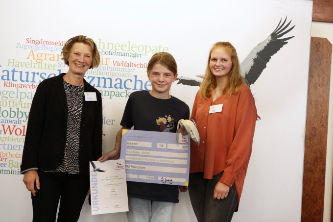 Dr. Monika Maintz (l.) und Sina Joswig (r.) übergeben den Sonderpreis an Jonte Mai - Foto: NABU/Mareike Sonnenschein