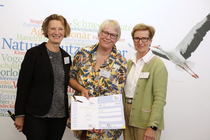 Iris Darimont-Liebthal empfängt den 1. Preis für die NAJU Burgdorf, Lehrte, Uetze, überreicht von NABU-Geschäftsführerin Dr. Monika Maintz (l.) und Krista Strahl (r.) - Foto: NABU/Mareike Sonnenschein