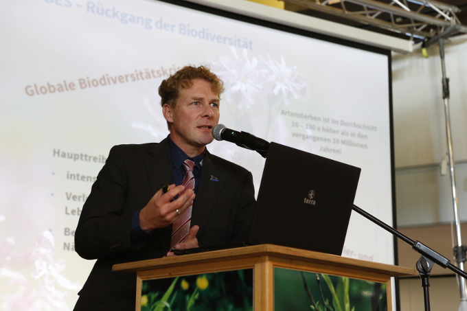 Der NABU-Landesvorsitzende Dr. Holger Buschmann spricht auf der LVV 2019 - Foto: Mareike Sonnenschein