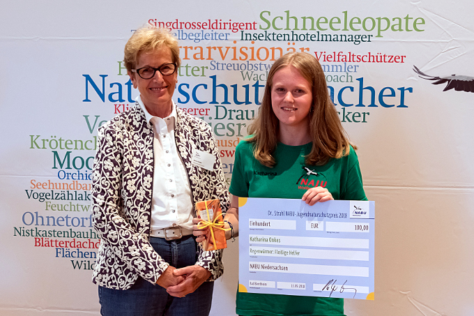 Für ihre ausführliche Erforschung von Regenwürmern erhielt Katharina Onkes einen Sonderpreis. - Foto: Matthias Freter