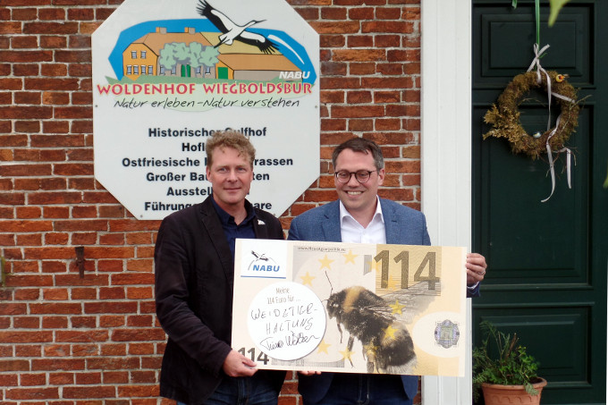 Dr. Holger Buschmann und  Tiemo Wölken mit der 114 € Forderung „Mehr Weidehaltung“. - Foto: Jan Schürings