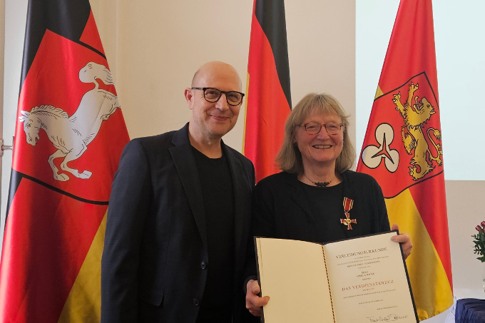 Freut sich über die Auszeichnung: Gisela Wicke mit Regionsrat Jens Palandt. - Foto: Jonas Wicke