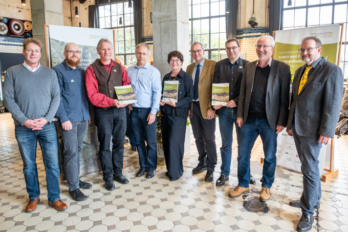 Präsentation des Praxisleitfadens zum Schutz der Mopsfledermaus im Rahmen der Tagung (v. l. n. r: Dr. Holger Buschmann (NABU Niedersachsen), Robert Pfeifle (NABU Baden-Württemberg), Martin Biedermann (Stiftung FLEDERMAUS), Dr. Ivo Niermann (NABU Niedersachsen), Sabine Riewenherm (Bundesamt für Naturschutz), Burkhard Schneider (Bundesforst), Adrian Johst (Naturstiftung David), Dr. Hans-Jürgen Schäfer (Thüringer Umweltministerium), Prof. Dr. Gerald Kerth (Universität Greifswald)), Foto: Thomas Müller 