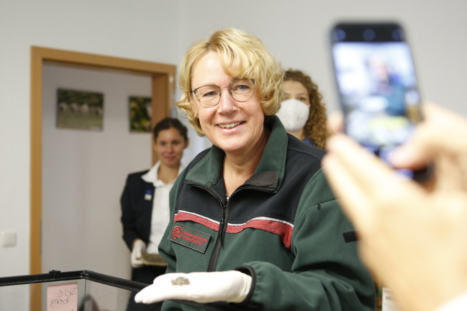  Landwirtschaftsministerin Barbara Otte-Kinast mit einer Geburtshelferkröte auf der Hand. - Foto: Mareike Sonnenschein