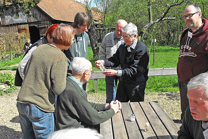 Herr Aschemann zeigt einigen Seminarteilnehmern eine gerade gefangene Kuckuckshummel. 
