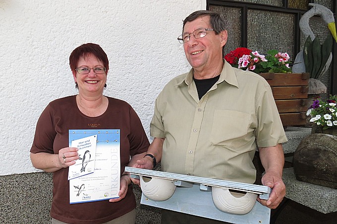Martina Schreiber und Rainer Eckstein freuen sich über die Auszeichnung "Schwalbenfreundliches Haus". - Foto: Walter Wimmer