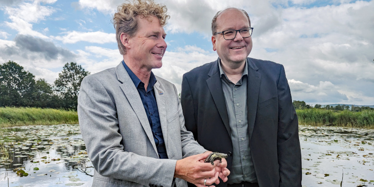 NABU-Landesvorsitzender Dr. Holger Buschmann (l.) und Umweltminister Christian Meyer(r.) und bei der Auswilderung von Europäischen Sumpfschildkröten. - Foto: Kristin Schaper