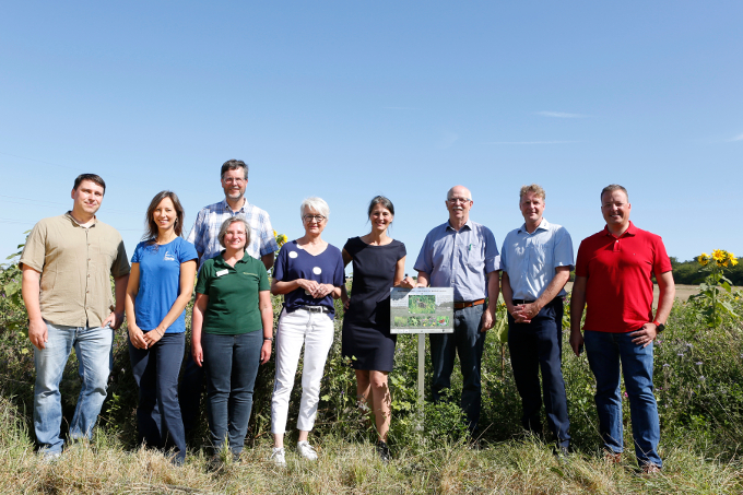  Gemeinsamer Einsatz für mehr Natur- und Artenschutz: Zusammen mit Vertreterinnen und Vertretern des Landkreises, des NABU, der LWK und des Landtages schauten sich Landwirtschaftsministerin Miriam Staudte (4. v. r.), LWK-Präsident Gerhard Schwetje, (3. v. r.) und Dr. Holger Buschmann (2. v.r.) das erfolgreiche Projekt von Landwirt Matthias Johns (3. von links) an. - Foto: Mareike Sonnenschein