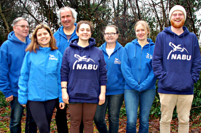 Verantwortliche des NABU Rotenburg (hintere Reihe) freuen sich über Unterstützung durch naturbegeisterte Studierende. - Foto: NABU Rotenburg
