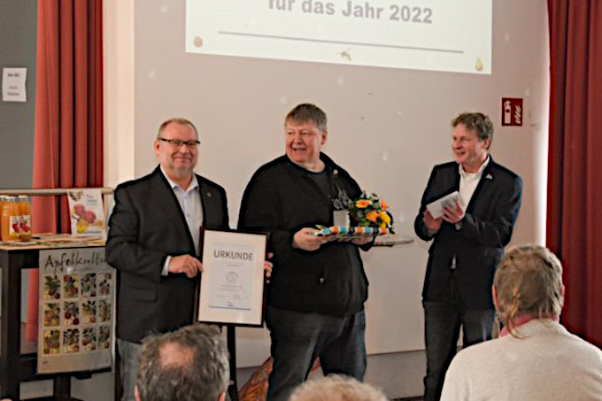 Verleihung der Lina-Hähnle-Medaille an Hermfried Jacob (Mitte). - Foto:Rainer Feldermann