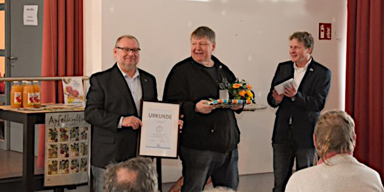 Verleihung der Lina-Hähnle-Medaille an Hermfried Jacob (Mitte). - Foto: Rainer Feldermann